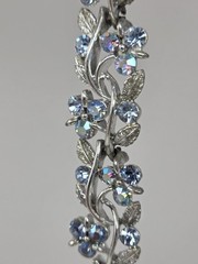 Vintage Lisner Blue AB Rhinestone Bracelet Leaves Link 7 Inches Signed Rhodium