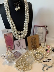 “ Summer Breeze “ Elegant Pearl And Gems Lot Etc (17 pc)