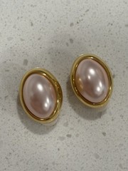 VINTAGE RICHELIEU PINK FAUX PEARL OVAL GOLD TONE GOLDTONE SIGNED PIERCE EARRINGS