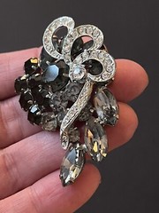 Vintage Stunning Rhinestones Pin Brooch Gray & Cleat Prong Set Stones