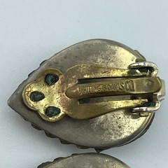 WHITING & DAVIS Clip On Earrings Womens Green Gold Tone Leaf .75in Vintage