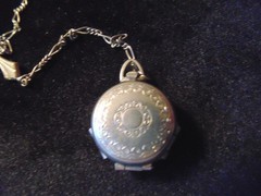 Vtg. 1928 Chain w Round Photo Pendant – OPEN UP FOUR 4 PHOTO CHAMBERS – Unique!