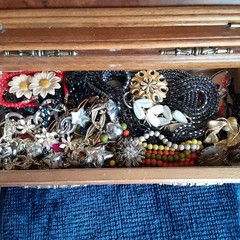 LARGE WOOD JEWELRY BOX FILLED with VINTAGE 150+ PIECES COSTUME JEWELRY