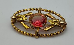 Vintage Oval Red/Orange Variegated Stone Gold Tone Pin Brooch Lapel