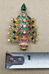 Vtg Jordan Marsh Gold Tone Rhinestone Christmas Tree Brooch Pin Prong Set