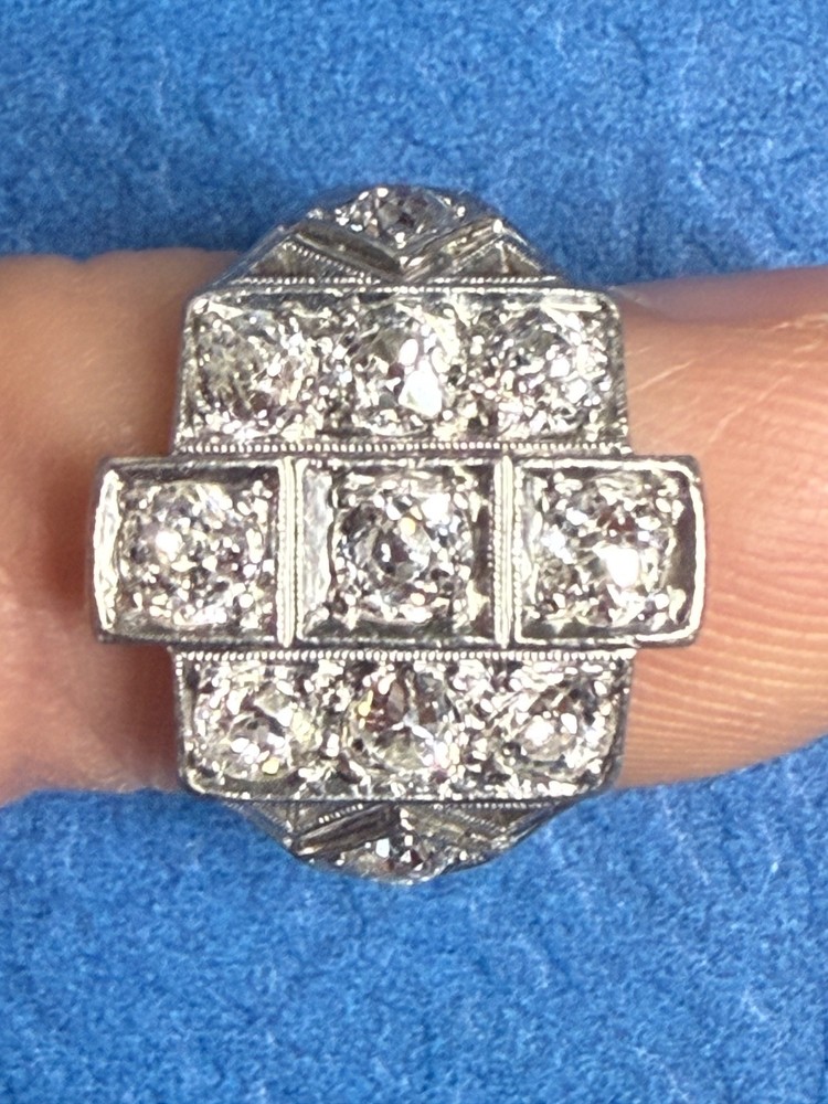 Beautiful vintage Art Deco diamond ring, platinum band with 11 stones, 1.57 ct