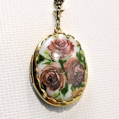 Vintage 1928 Porcelain Floral Photo Locket Pendant Goldtone 3 Strand Chain 35″