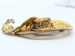 ANTIQUE GOLD TONE FILIGREE HAT WITH FEATHER BROOCH PENDANT PIN RARE