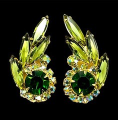 1962 JULIANA D&E EMERALD RHINESTONE MEDALLION DANGLES NECKLACE EARRINGS SET BOOK