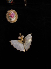 Vintage Jewelry Lot (8) 2 Watches 1 Bracelet 5 Brooches Mint Japan