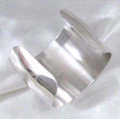 Vtg Runway High Gleam Silver Rhodium MONET 2″ Wide Chic Cuff Bracelet 80s EXC
