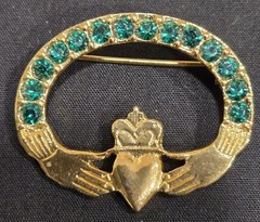 Vintage Claddagh 1.5 In Green Rhinestone Brooch Pin Gold Tone Irish Hands Crown