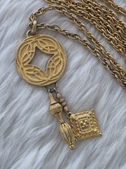 Vintage Casual Corner Gold Tone 34″ Long Chain Necklace Celtic Pendant Dangle