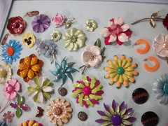 ViNTaGE 58 Pc MeTaL ENaMeL/RHiNeSToNe FLoWeR PiN/EaRRiNg LoT/CoLLeCTiOn (READ)