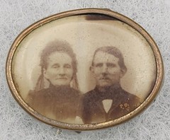 Vintage Victorian One Inch Brass Antique Oval Picture Pin Brooch Mourning Couple