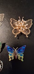 Vintage 7 PIECES Butterfly Lot. Signed Monet and Unsigned PIECES GOLD-TONE METAL