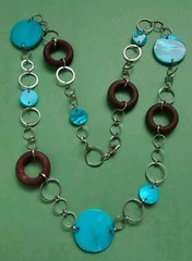 Turquoise Colored SHELL & Wooden Beaded Necklace In Silver Tone