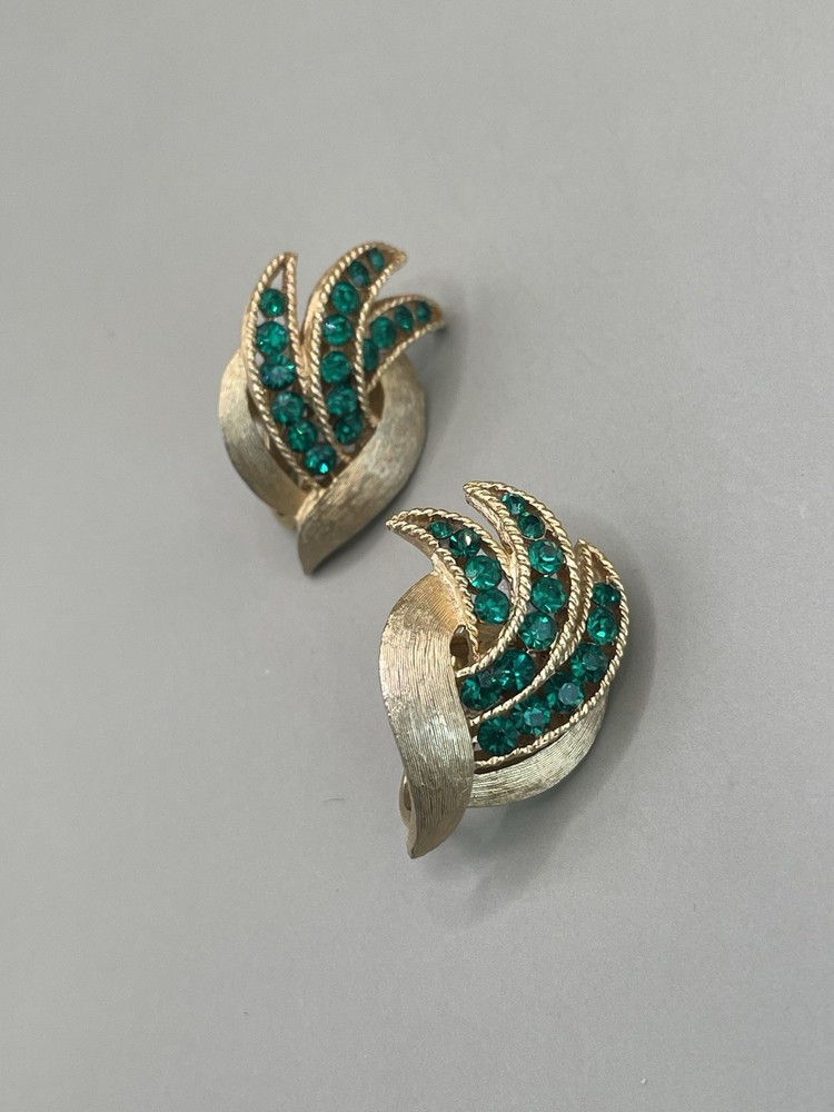 Vintage Crown Trifari Textured GoldTone Green Crystals 1.1” Clip On Earrings