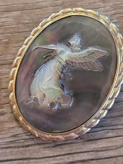 vintage unbranded abalone shell angel cameo brooc pendant gold-tone rope border