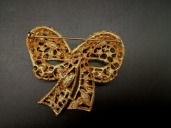 Antique Green Glass Beads Gold tone Bow Brooch Unsigned 2.25″ Diameter