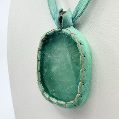 VTG Boho Leather Wrapped Green Stone Pendant Necklace Artisan Jewelry