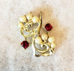 UNBRANDED GOLDTONE RED RHINESTONE FAUX PEARL FLORAL PENDANT 1″ X 1 1/2″ NO CHAIN