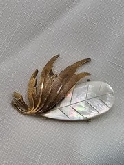 Vintage MOP Shell Leaf Brooch Pair Gold Tone Signed LC Liz Claiborne 0215