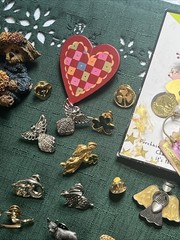 Brooch and pin lot Stickpin Brooches Gold Silver Tone Metal Mixed Materials Vtg