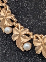 Vintage Crown Trifari Gold Tone Maple Leaf Faux Pearl Necklace Signed Botanical