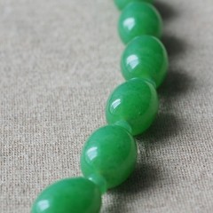 Vintage Green Glass Oval Bead Necklace 44cm 17.3 in Faux Jade Stone Jewelry