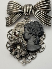 Vintage Deco Style Silver & Black Cameo Dangle Pin Brooch
