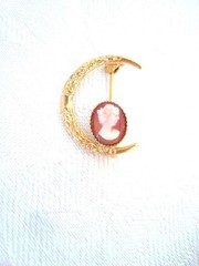 Small Vintage Gold Tone Crescent With Resin Cameo Brooch 7/8 x 1 In. KJ