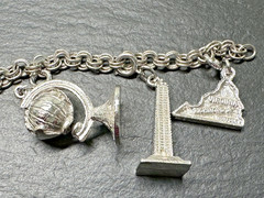 7 VINTAGE USA TRAVEL CHARMS & 7″ SILVER TONE BRACELET M195