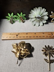 FLOwER PoWeR Pin Lot PLuS One Pair EaRiNgS!