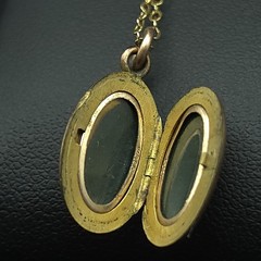 Vintage 12K GF W.C. Co Engraved Oval Photo Locket 17″ Necklace