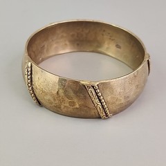 Vintage Bangle Bracelet Hammered Domed 24mm Bead Accent Gold Tone 8.25″