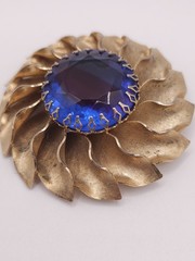 Stunning VTG Bi-Color Art Glass Sunburst Gold-Tone Brooch