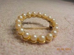 VINTAGE GOLDTONE METAL FAUX PEARL LINED ROUND BROOCH 1 1/8″ ROUND