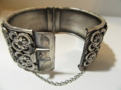 WIDE DARKENED ANTIQUED PEWTER TONE HINGED BRACELET RAISED FLOWERS