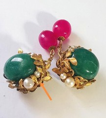MIRIAM HASKELL 50’S GILT BRASS DANGLE EARRINGS: JADE & RUBY PÂTÉS DE VERRE BEADS