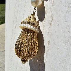 Vintage Mid-Century Gold Tone Drop Pendant Necklace Acorn Fashion Faux Pearl