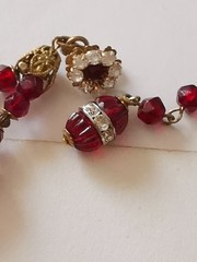 MIRIAM HASKELL 40′ HORSESHOE 2-PC BLOOD RED CÔTELÉ & NUGGET BEAD ICE R/S ACCENTS