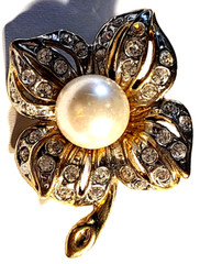VINTAGE STUNNING CLEAR CRYSTAL FAUX PEARL PRETTY FLOWER SIGNED LANDAU PIN BROOCH