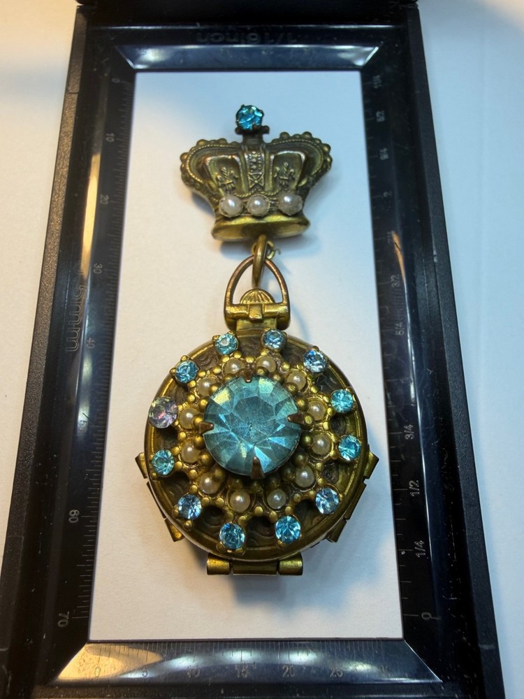Coro Locket Brooch with Crown Head and 4 Picture Capacity – Good Vintage Cond.