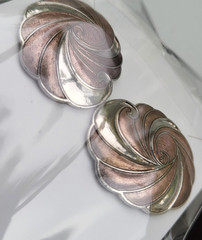 Vintage Sea Gems Textured Mauve & Bronze Enamel Silver Tone Swirl Earrings 1.25″
