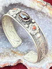 Antique Almandine Garnet 3.5cts Oval Cabochon Biedermeier Bracelet Silver&Corals