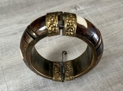 VTG 70s Bangle Bracelet Horn Bone Brass Pin Closure Hinged Chunky Brown Cream 1”