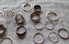 LOT OF 18 VINTAGE GOLD or SILVER TONE FASHION BAND RINGS , ASSORTED SIZES
