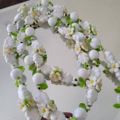 1950’S VINTAGE PLASTIC/LUCITE DAISIES 43″ NECKLACE.