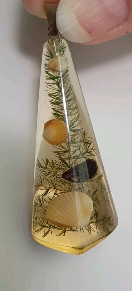 Vintage Large Pyramid Style Teardrop Lucite Oyster & Sea Shells Pendant Necklace
